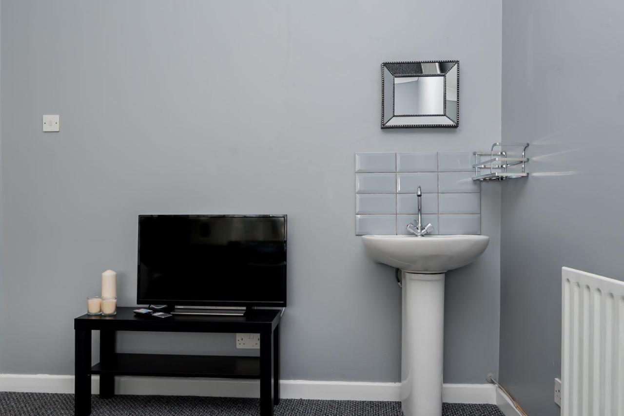 Shirley House 2, Self Catering Guest House, Self Check In, Smart Locks, 10 Min Walk To Southampton General, Aspire And Princess Anne Hospitals, Access To Fully Equipped Kitchen, Excellent Transport Links, Ideal For Longer Stays And Hospital Shifts Eksteriør bilde