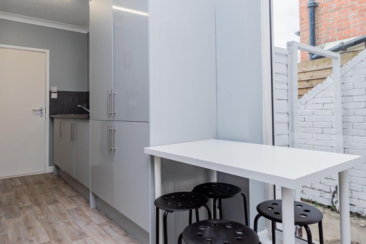 Shirley House 2, Self Catering Guest House, Self Check In, Smart Locks, 10 Min Walk To Southampton General, Aspire And Princess Anne Hospitals, Access To Fully Equipped Kitchen, Excellent Transport Links, Ideal For Longer Stays And Hospital Shifts Eksteriør bilde